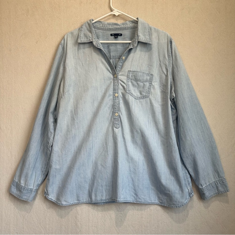 Light Wash Denim Button-Front Women’s Shirt - Unbranded